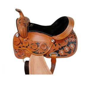 Silla de montar western para carreras de barriles, de cuero tópico, con diseño floral grabado a mano, asiento de gamuza negra y conchos de metal plateado - Product Image 3
