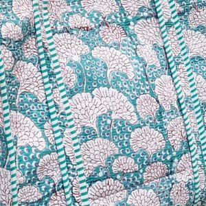 Bolso de mano de lona con estampado floral estilo bohemio, ribete azul a rayas, parte superior abierta, para compras, uso en todas las estaciones. - Product Image 5