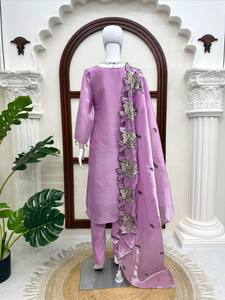 Conjunto de Salwar Kameez Morado Bordado con Flores, Traje Tradicional Indio Pakistaní con Dupatta para Bodas y Fiestas - Product Image 4