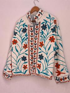Veste Suzani en coton blanc de luxe brodée avec un motif floral, manches longues, col montant, faite à la main, style bohème, vêtement d'extérieur pour l'hiver - Product Image 4