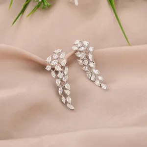 Boucles d'oreilles pendantes en diamant poire CVD cultivé en laboratoire de 4,67 carats, or blanc massif 14 carats - Product Image 4