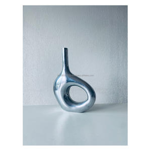 Florero de metal rústico con superficie desgastada hecho a mano para interiores artísticos de casas de estilo rural o eventos temáticos naturales - Product Image 4