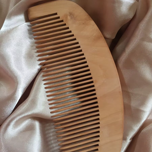 หวีไม้สะเดาธรรมชาติขัดเงา ทนทาน ป้องกันรังแค นวดหนังศีรษะ สำหรับผู้ชายและผู้หญิง เป็นมิตรกับสิ่งแวดล้อม ผลิตด้วยมือจากอินเดีย สำหรับดูแลเส้นผม - Product Image 1