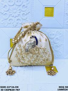 Sac Potli brodé main motif paon avec poignée en perles – Pochette ethnique de créateur à cordon pour mariages et occasions festives - Product Image 6