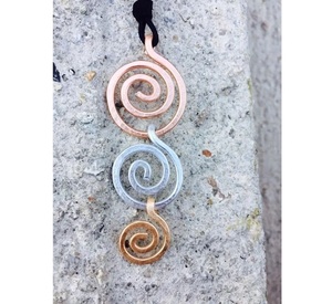 Vente en gros de pendentif vortex de personnalité rétro collier créatif en forme de bobine de moustique en acier inoxydable pour hommes femmes pour les fêtes - Product Image 1