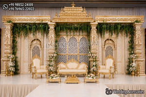 Montaje de Mandap de Boda de Lujo con Temática de Palacio en Blanco y Dorado, Montaje de Mandap de Boda Hindú Clásico con Pilares Tallados en Oro - Product Image 3