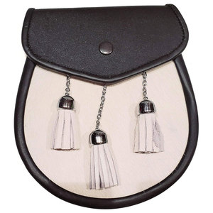 Sporran de kilt semi-robe en cuir de vache blanc, design uni, à rabat et 3 pompons - Sporran de kilt écossais - Product Image 1
