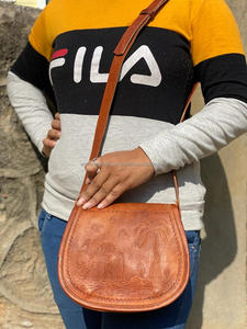 Meilleures ventes Sac à main en cuir pleine fleur véritable avec motif gravé Sacs à bandoulière grande capacité en cuir de chèvre pour hommes et femmes - Product Image 3