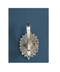 Ganchos metálicos montados en la pared de estilo clásico diseñados para combinar con la decoración interior tradicional para colgar múltiples artículos - Product Image 5