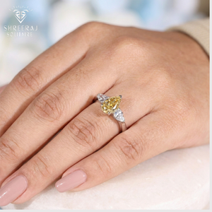 Bague de luxe au design moderne, diamant de laboratoire de couleur jaune en forme de poire de 1,5 carat, bague de mariage à trois pierres, or blanc 14 carats, IGI - Product Image 4
