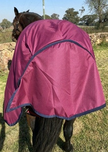 Couverture de cheval en flanelle de coton personnalisée et tendance, imperméable, avec boucle de sangle, usage polyvalent pour le dressage, ajustement premium pour toutes les saisons - Product Image 3