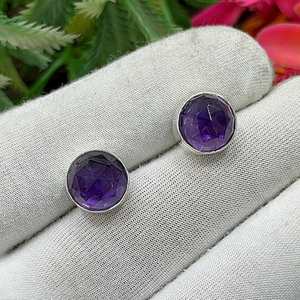 Boucles d'oreilles clous en argent plaqué or avec améthyste taille rose, faites à la main, délicates, style bohème, rondes, minimalistes, bijoux en pierres précieuses, cadeau de fête pour elle - Product Image 1