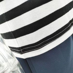เสื้อโปโลแขนสั้นลายทางสำหรับผู้ชาย ทรงปกติ ผ้าถักลำลอง แต่งขอบปกตัดกัน สีขาว ดำ แดง - Product Image 5