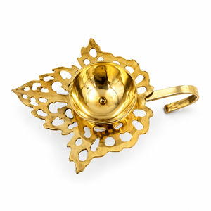 Lampe à huile en laiton artisanale indienne en forme de feuille Aarti Diya avec poignée, idéale pour la décoration des rituels de Puja du temple Diwali - Product Image 1