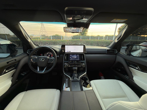 AUTO USADO LEXUS LX600 2024 BLANCO 3.5L V6 TURBO SPORT 409HP/5200RPM 6 CILINDROS 7 PLAZAS TRANSMISIÓN AUTOMÁTICA DE 10 VELOCIDADES - Product Image 5