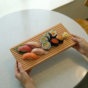Plateau décoratif en bois de hêtre, forme irrégulière, design abstrait à ondulations, plateau minimaliste pour table de salle à manger - Product Image 1