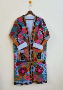 Veste florale multicolore d'inspiration vintage, mode ethnique, faite à la main, artisanale, broderie Suzani, aspect velours riche - Product Image 6