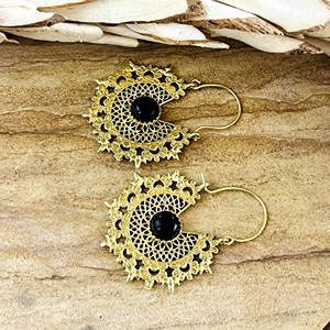 Pendientes Boho de Diseño Moderno, Joyería Tribal de Latón para Mujer, Bañados en Oro de 18k, con Filigrana, Ónix y Geometría, Venta al por Mayor/OEM - Product Image 4
