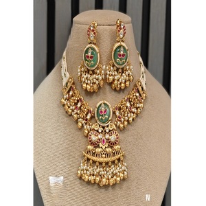 Magnifique ensemble collier et boucles d'oreilles en laiton plaqué or de qualité supérieure, serti de moissanite, pour collection de mariage. - Product Image 2