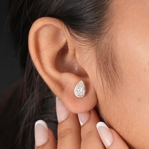 Boucles d'oreilles clous populaires en or massif 14 carats avec diamants de laboratoire taille poire de 2,01 carats chacun pour femme, cadeau de mariage ou de fête pour la mariée - Product Image 5