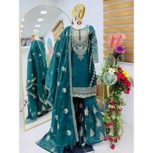 Nuevo conjunto de top, pantalón palazzo y dupatta de diseñador con diseños en relieve y detalles en satén. - Product Image 1