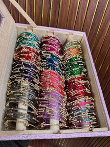 Lot de 12 douzaines de bracelets en verre Ghungroo métalliques Jingling Sound avec perles tombantes et étui organisateur à 3 rouleaux de paillettes - Product Image 1