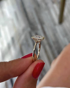 Anillo de compromiso de moissanita de corte esmeralda solitario chapado en oro de 14 quilates Ajuste de bisel Diamante Boda o regalo de aniversario para ella - Product Image 3