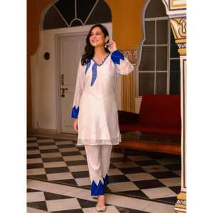 Conjunto de Kurta de Chifón Blanco Estilo Casual para Mujer con Parche Azul Leheriya para Primavera/Verano Disponible en Talla XS - Product Image 3