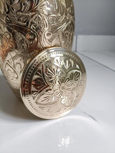 Urne funéraire en laiton pour cendres humaines, conteneur commémoratif ovale durable avec design artisanal bohème et fermeture sécurisée - Product Image 3