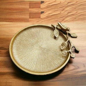 Plato de Servir Artesanal Ecológico con Textura Acanalada, Decorado con Rama Dorada y Adorno de Pájaro, Bandeja Decorativa para Nueces con Borde Metálico - Product Image 1