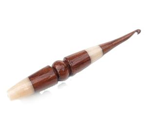 Crochet en bois fabriqué à la main Design ergonomique pour les amateurs de tricot Crochet enduit de résine Accessoires de tricot uniques - Product Image 1