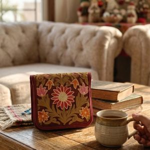 Sac bandoulière brodé au point Crewel du Cachemire – Design floral tournesol et dahlias en daim marron foncé - Product Image 3