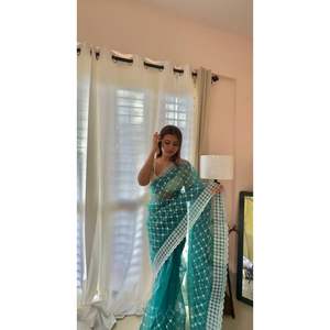 RICH LOOK ORGANZA SOIE BRODERIE COUPE FILETÉE TRAVAIL SAREE AVEC CHEMISIER COUDU VERT DE MER - Product Image 1