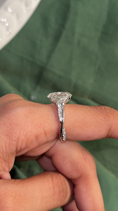 Bague de fiançailles et de mariage de luxe en or blanc 14K ou or jaune, avec diamant de laboratoire taille ovale 3 carats et pierres latérales 0,60 carat, certifiée IGI - Product Image 2