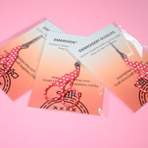 Mini ciseaux à broder Stork avec manche rouge à pois, pointe fine, pour le crochet, le tricot, la couture et le point de croix - Product Image 1