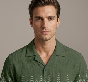 เสื้อเชิ้ตผู้ชายสีเขียว ผ้าฝ้ายซาติน แขนยาว คอวี สวมใส่สบาย ระบายอากาศได้ดี กันยับ เหมาะสำหรับฤดูร้อน สีพื้น กระดุมทรงแตร - Product Image 2