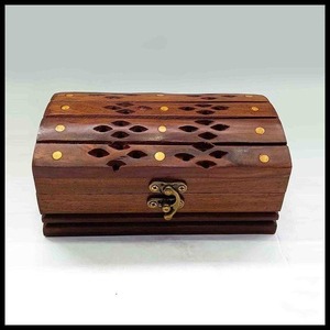 Brûleur d'encens en bois de santal fait main avec tiroir et couvercle perforé pour une utilisation aromatique toute l'année - Product Image 4