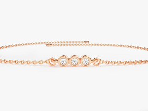 Pulsera de Lujo con Tres Diamantes Cultivados en Laboratorio, Corte Brillante Redondo, Engastados en Bisel, Oro Blanco de 14K - Product Image 3