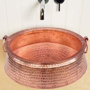 Cuenco de cobre ornamental para pedicura, perfecto para espacios de belleza profesionales que requieren accesorios funcionales y decorativos. - Product Image 2