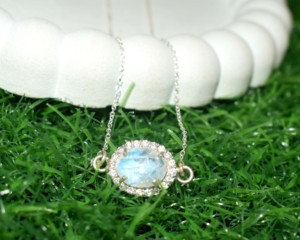 Collier pendentif de luxe en pierre de lune arc-en-ciel naturelle avec halo et accents en CZ sur chaîne à maillons plaquée argent pour femme - Product Image 1