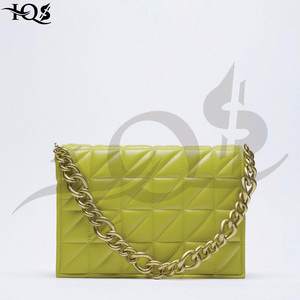 Bolso Bandolera de Bambú Acolchado Verde con Cierre de Cremallera, Correa de Cadena Dorada y Capacidad de 30-40L - Product Image 5