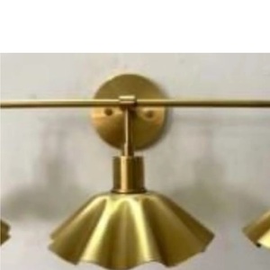 Applique murale en laiton à trois lumières et bras réglable pour l'éclairage de salle de bain - Product Image 3
