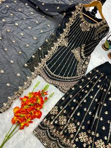 Elegante Traje Sharara Fendy de Seda con Bordado y Lentejuelas, Dupatta con Borde de Encaje, Ropa Festiva para Bodas para Mujer - Product Image 6