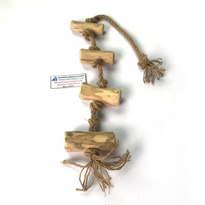 Juguete de madera natural para pájaros, cuerda de fibra de coco, adorno colgante para loros, ecológico, hecho en Vietnam - Product Image 2