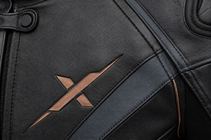 Combinaison de moto en cuir pleine fleur de vache, une seule pièce |   Résistant au vent |   Noir Brun |   Logo X personnalisable |   Fabricant OEM/ODM | - Product Image 4