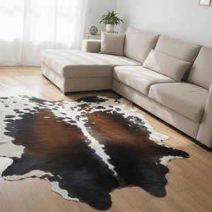 Tapis artisanal en patchwork de cuir de vachette, tapis de luxe en fourrure de vache, tapis décoratif en patchwork de cuir de vache, tapis en cuir souple pour lit - Product Image 1