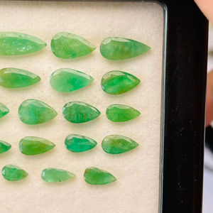 พลอยมรกตธรรมชาติจากแซมเบีย รูปทรงลูกแพร์ น้ำหนัก 18.67 กะรัต คุณภาพดี สีเขียวสวยงาม เงางาม ขัดเงาอย่างสมบูรณ์แบบ เหมาะสำหรับทำเครื่องประดับ - Product Image 4