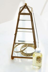 Organisateur de bijoux en forme de pyramide dorée avec étagères en verre et structure métallique pour le rangement des colliers et des bagues - Product Image 4
