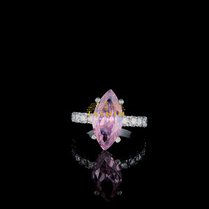 Anillo de compromiso clásico de plata 925 chapado en oro rosa con tres piedras de moissanita VVS talla pera para mujer Tasnim, engaste de púas, tercera parte - Product Image 1