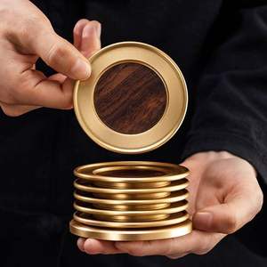 Sous-verres en métal Coaster Regal Touch, ensemble de sous-verres en laiton Opulence, sous-verres en métal Elite Dining, sous-verres pour boissons au fini impérial - Product Image 1